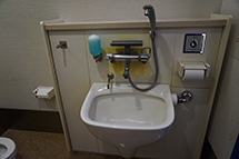 Restroom equipped with ostomate facility
